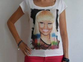 Nicki Minaj: pretty t-shirt, celebrity picture
